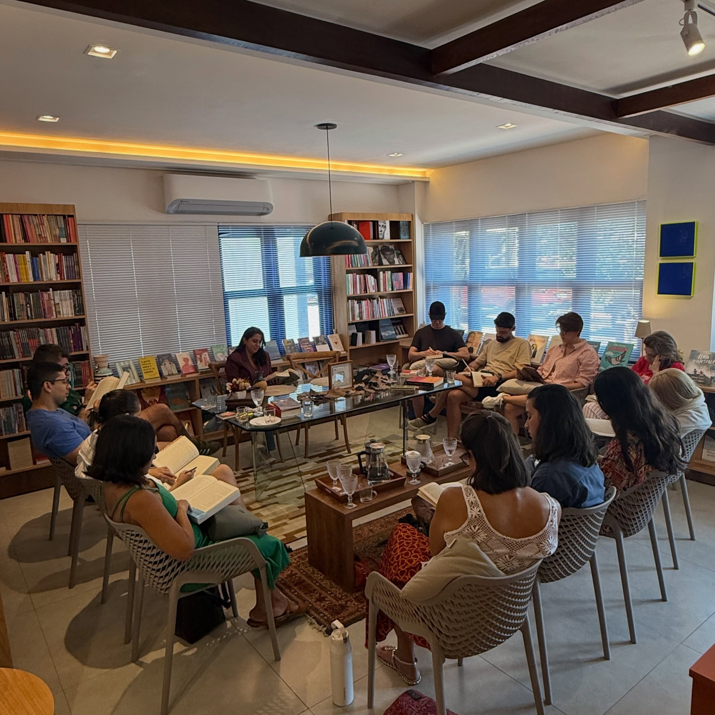 Encontro de clube de leitura mediado pela Dra. Rízia